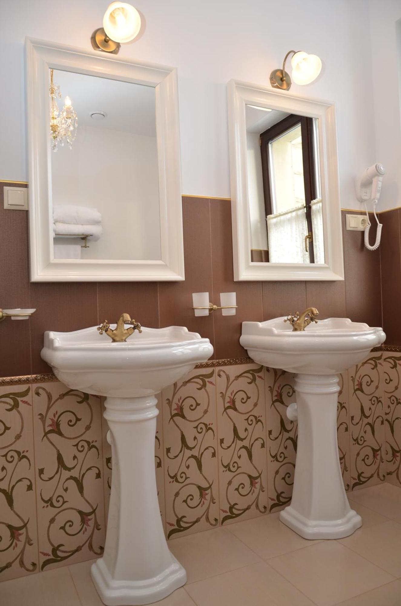 Chateau Royal Hotel Berezovka  المظهر الخارجي الصورة